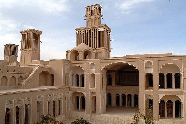بازدید از بادگیر دو طبقه ای خانه آقازاده (ابرقو) در تور یزد نوروز 1400