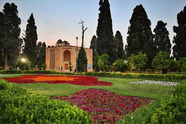 بازدید از باغ جهان نما در تور شیراز نوروز 1400
